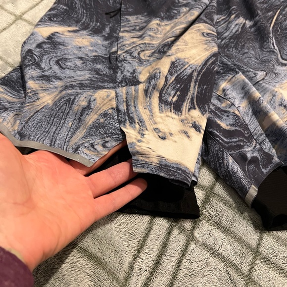 Lululemon Diffract Run Short Lava Print Blue Denim Multi - Picture 7 of 15